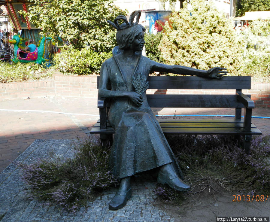 Скульптура королевы Люнебургской пустоши в Шнефердингене