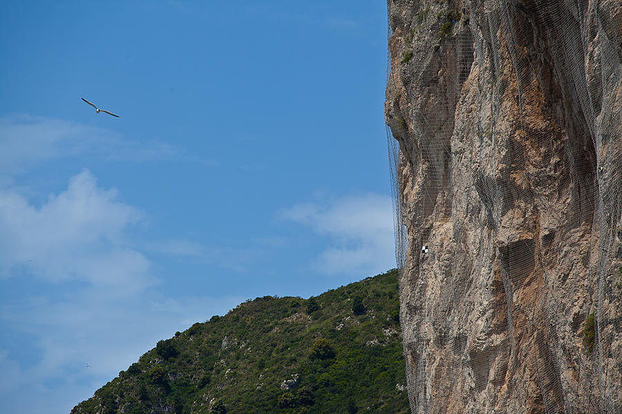 Для безопасности или чтобы климберы не лазили — натянуты сетки на скалы. Остров Капри, Италия