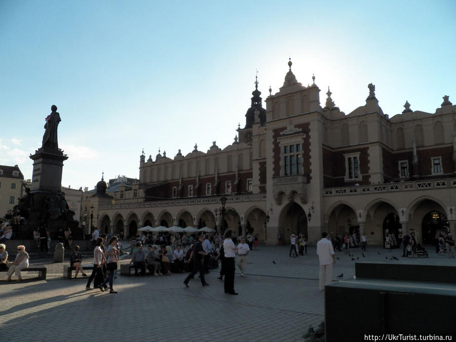 Суконные ряды (польск. Sukiennice) — здание, находящееся в центре краковской площади Рынок, построено как торговые ряды прежней столицы Польши Краков, Польша