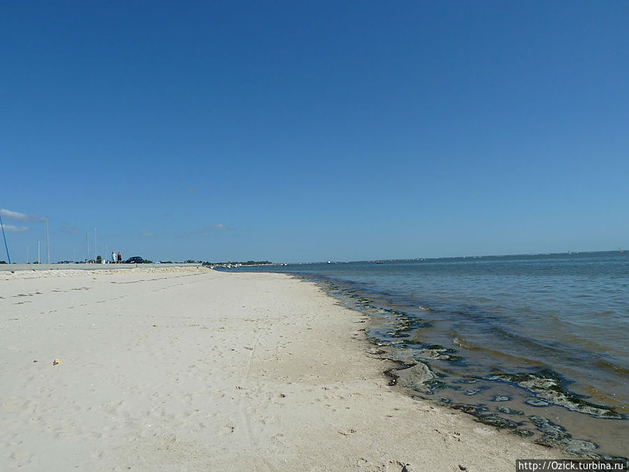 Синее море, белый кораблик Аркашон, Франция