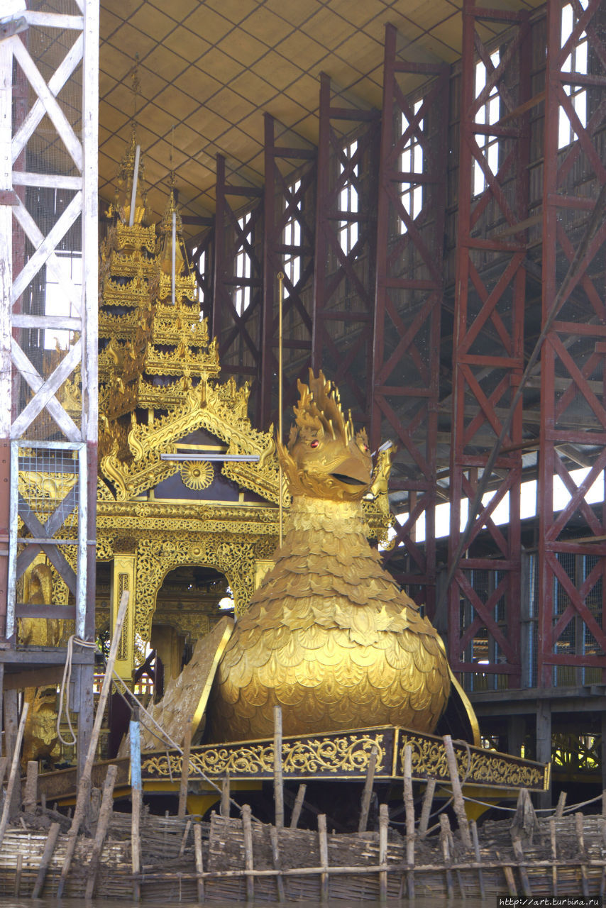 В специальных ангарах при пагоде хранятся эти сказочные корабли — Каравейки. Спускаются на воду  они только по праздникам. Озеро Инле, Мьянма