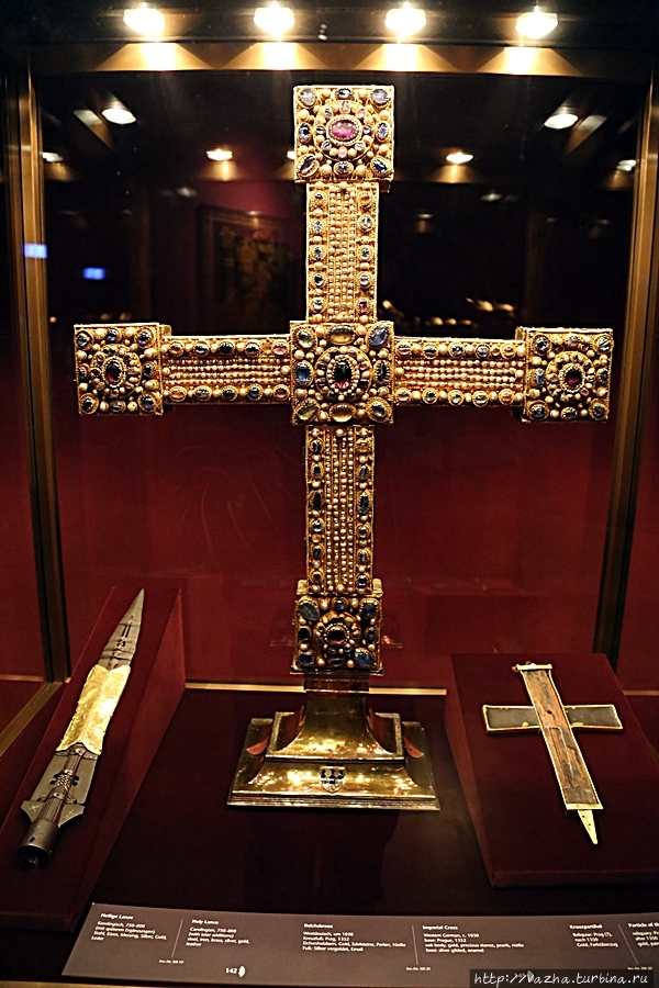 Копьё лонгина. Имперский крест и животворящий крест Вена, Австрия