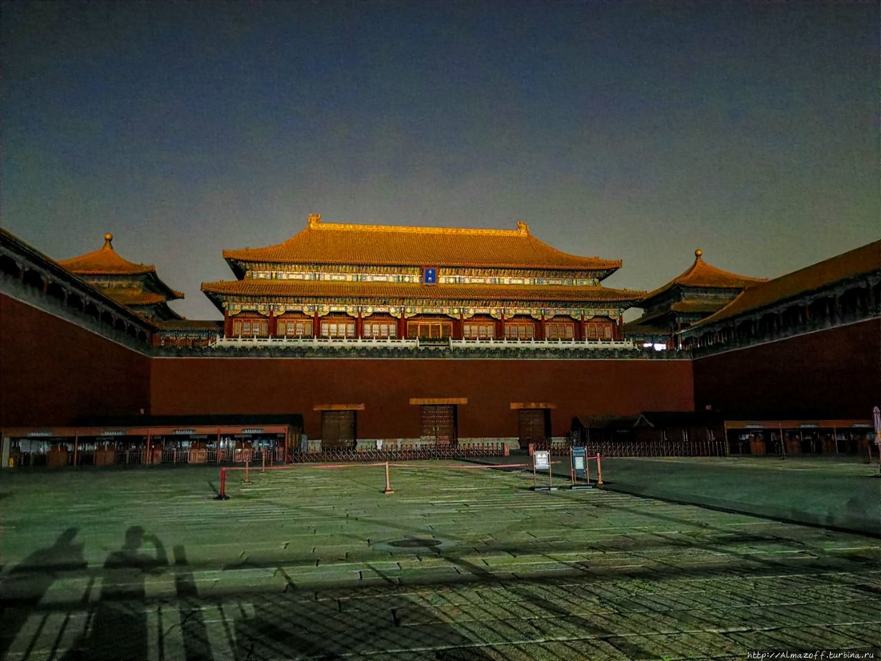 Ночная прогулка вокруг Запретного Города в Пекине. Пекин, Китай