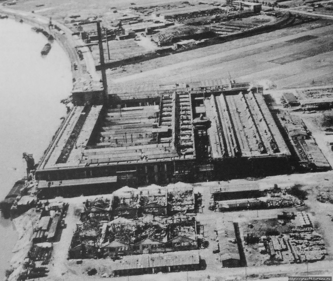 Аэроснимок завода Форд-Werke. Обратите внимание на разрушенные бараки на переднем плане. (Из Интернета) Кёльн, Германия