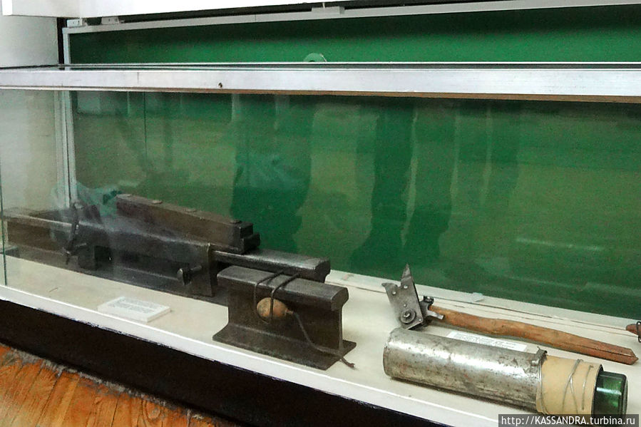 Слева — народное изобретение партизанская стрелка. Минск, Беларусь