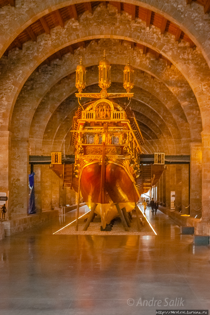 Один из самых важных экспонатов музея — полноразмерная реплика испанской галеры «Real» (с исп. — «Королевская»), флагманского корабля флота Священной лиги в битве при Лепанто. Барселона, Испания