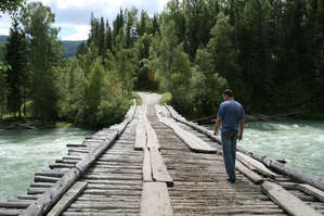 Пересекли границу без каких-либо проблем, поехали до Усть-Каменогорска. Дорога вполне приемлемая, пейзажи за окном скучноватые. После Усть-Каменогорска стало интереснее — горы. Мы держали путь до озера Язевого. В горах асфальт кончился, началась не очень хорошая гравийка. Но первое, что нас напрягло по дороге, это мост. Почему-то он не внушал доверия