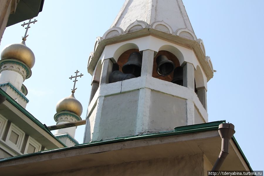 Но если присмотреться — колокола на колокольне не железные Москва, Россия