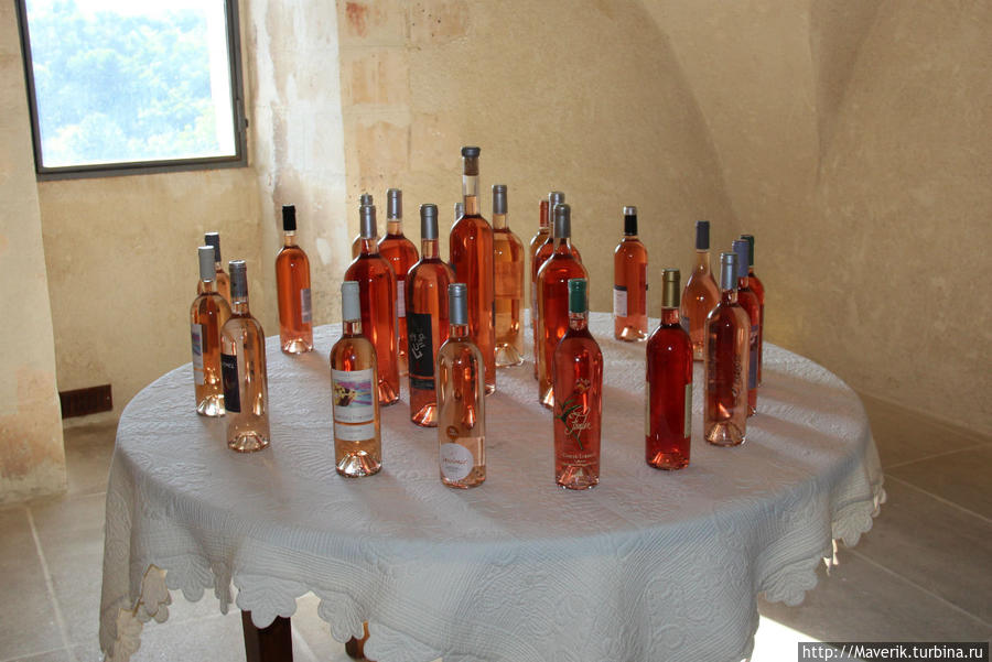 Знаменитый Дом вина, где можно продегустировать местные прованские вина Менерб, Франция