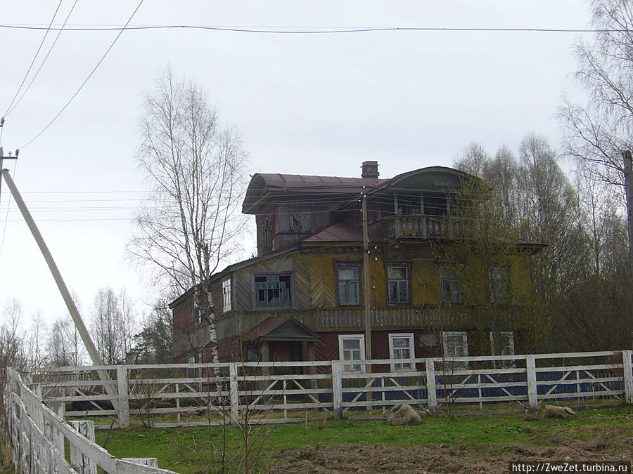 Дореволюционное здание в деревне Пирозеро теперь занимает местное почтовое отделение Тервеничи, Россия