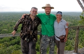 Я, Юрий Полюхович и местный археолог — руководитель раскопок в Эль-Мирадоре.