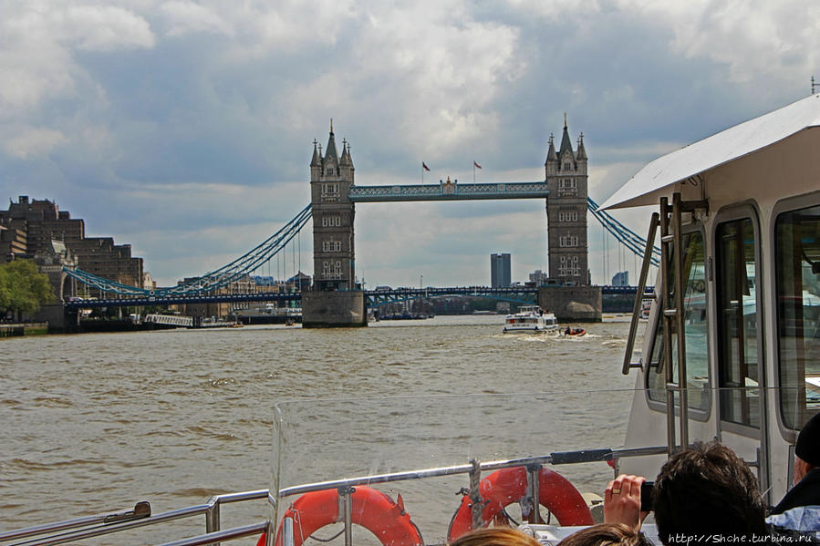 вот впереди показался Тауэрский мост Лондон, Великобритания
