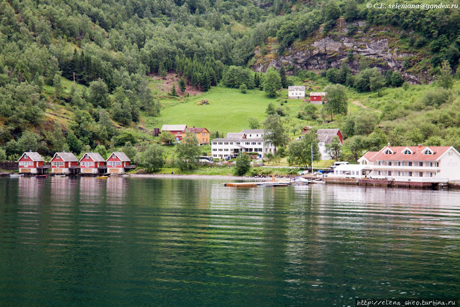 1. Это Флом; вернее, не весь Флом, а кое-какие строения на берегу. Флом, Норвегия