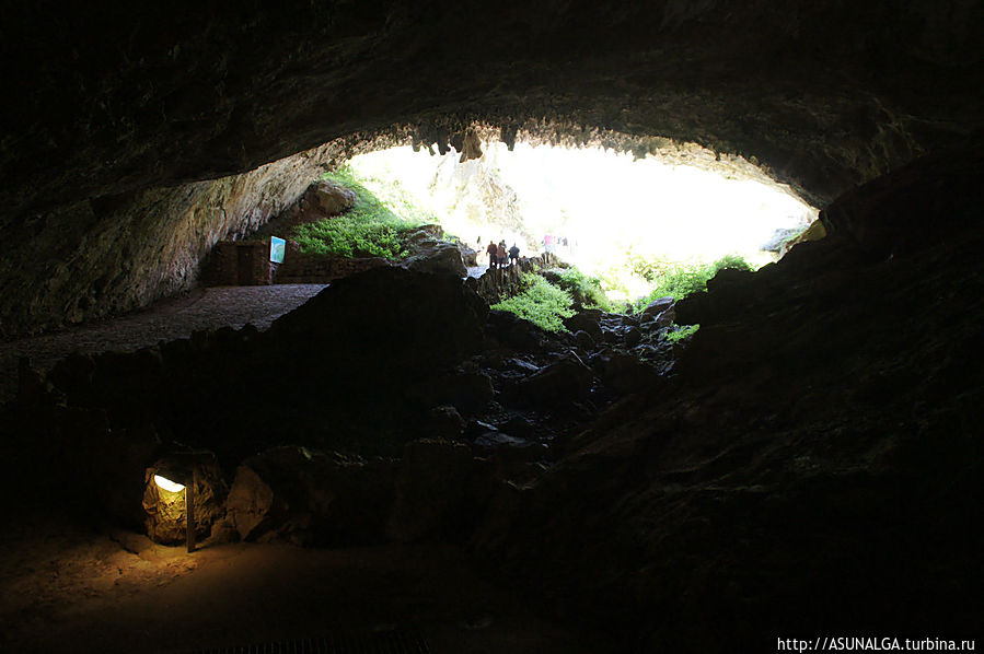Проникнув в пещеру, мы увидели фантастическую нерукотворную архитектуру, которая, благодаря грамотной подсветке, предстала перед нами во всей красе. Валпоркеро-де-Торио, Испания