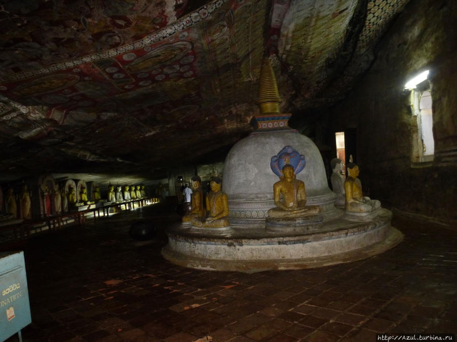 В пещерах Дамбулы. Ступа и будды Калутара, Шри-Ланка