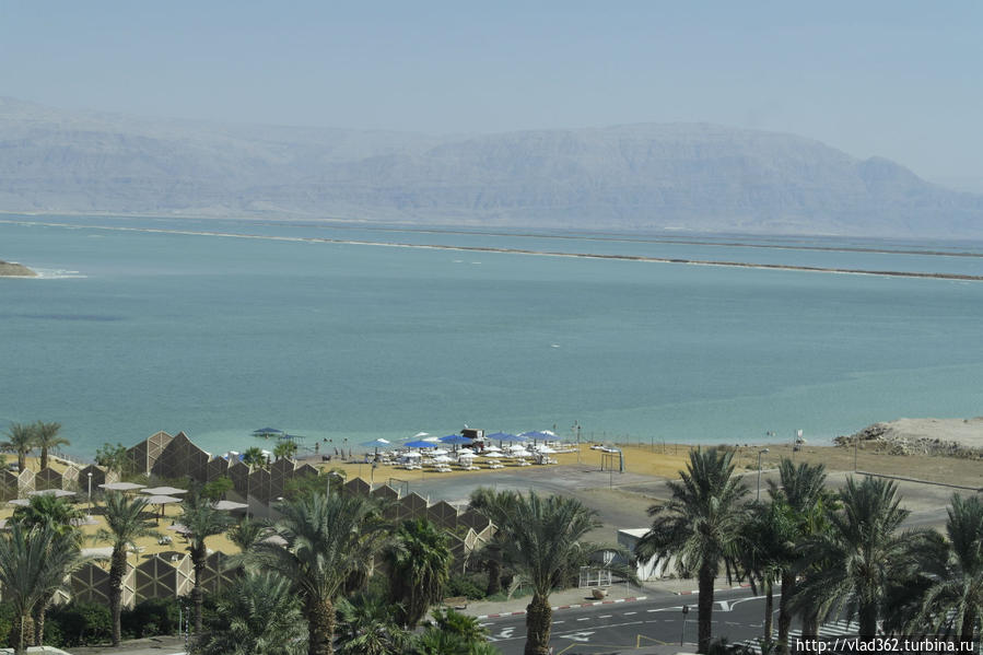 Вдали просматривается Иорданский берег. Мертвое море, Израиль