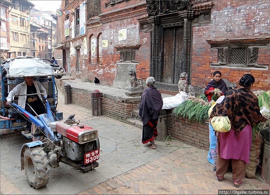 Транспортных средств на улицах Бхактапура практически не встретить. Попадаются вот такие машинки, смахивающие на тракторы Бхактапур, Непал