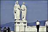Памятник Иштвану и Гизелле. Установлен в 1938 году в необычном месте, над обрывом крепостного холма.