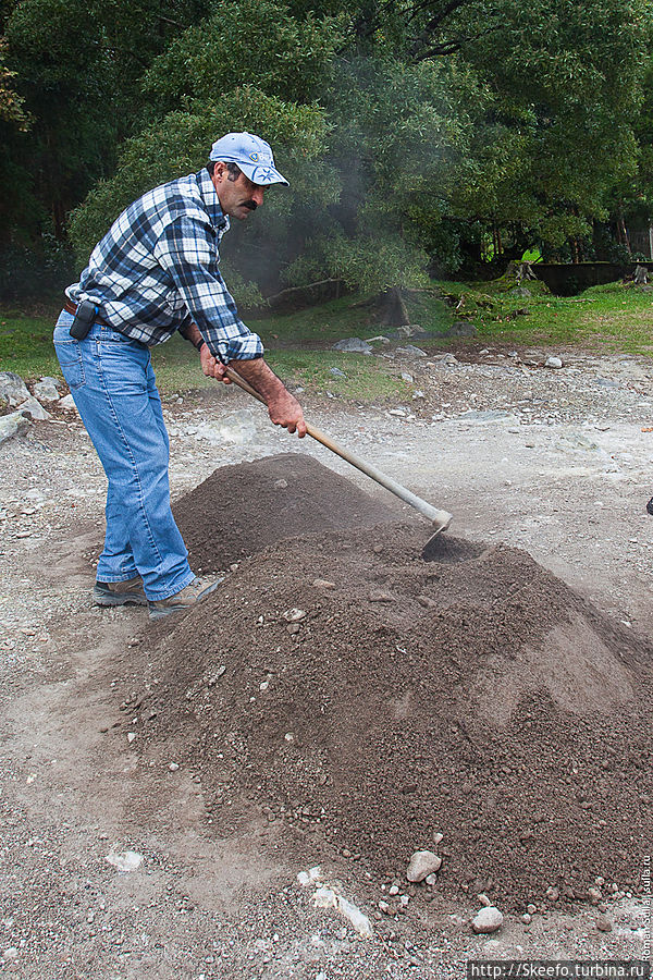 Наша еда готовилась в огромной кастрюле в течение 6 часов. Это блюдо называется 