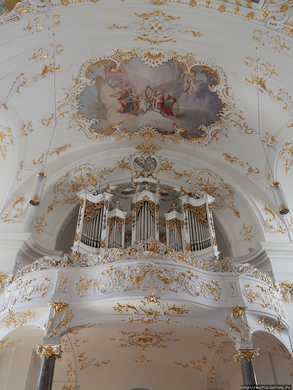 Фреска над органом изображает царя Давида, играющего на арфе Шэфтларн, Германия