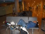 Так можно отдохнуть на сиденьях в зале ожидания аэропорта Барселоны