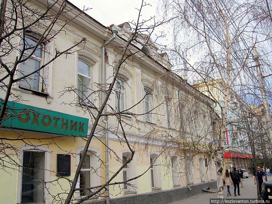 Дом № 54 построен в середине XIX в. Здесь проживал первый епископ Енисейско-Красноярской епархии Никодим.