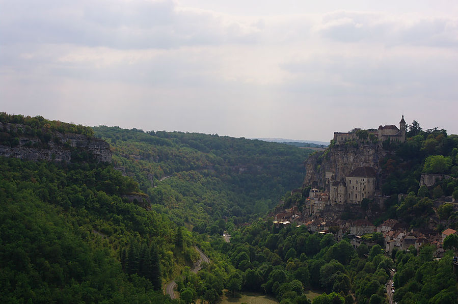 Деревня, вросшая в скалы Рокамадур, Франция