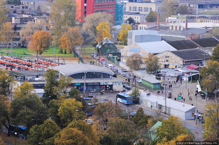 Часто туристы обходят вниманием Балтийский вокзал, а здесь ведь такие красивые поезда, а рядом Вокзальный  рынок, то еще злачное местечко (справа)! Таллин, Эстония
