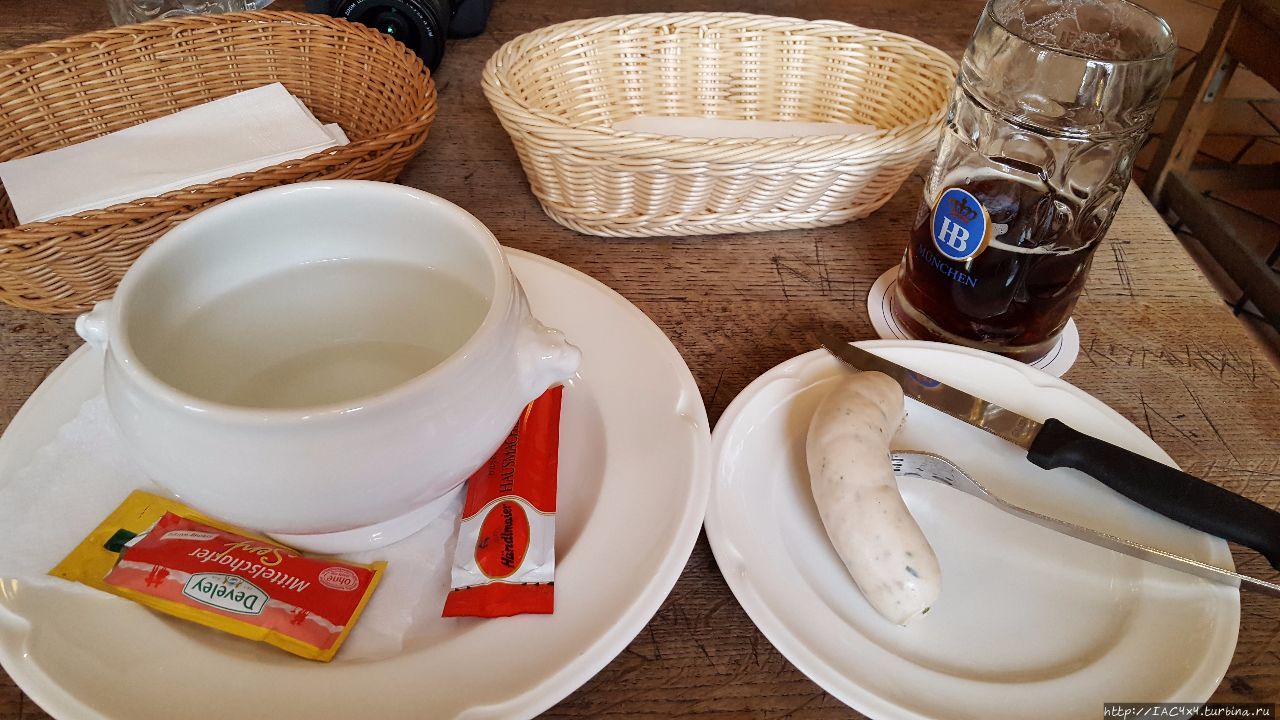 Белые колбаски не должны слышать полуденного звона колоколов Мюнхен, Германия