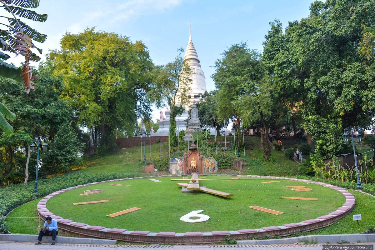 Часы у подножия храма Ват Пном. Фото из интернета