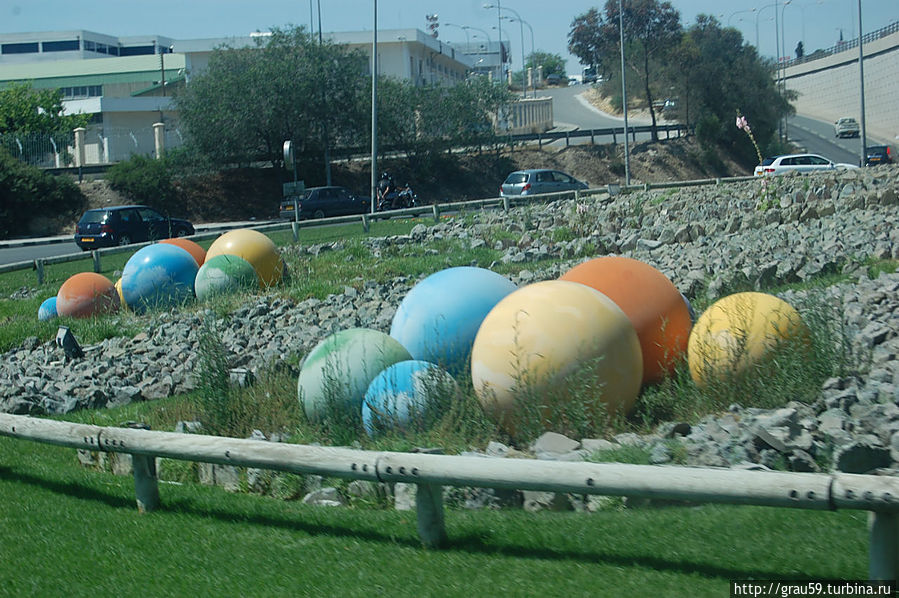 Разноцветные шары у дороги Латсия, Кипр