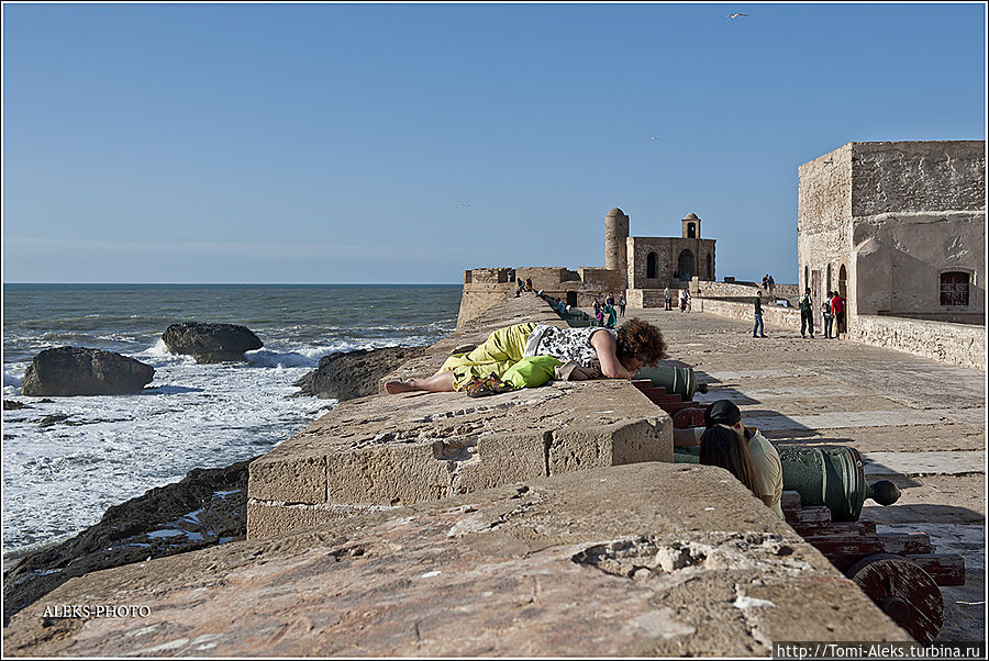 Самым отчаянным мало просто погулять — они лезут на пушки и на стены бастиона...
* Эссуэйра, Марокко