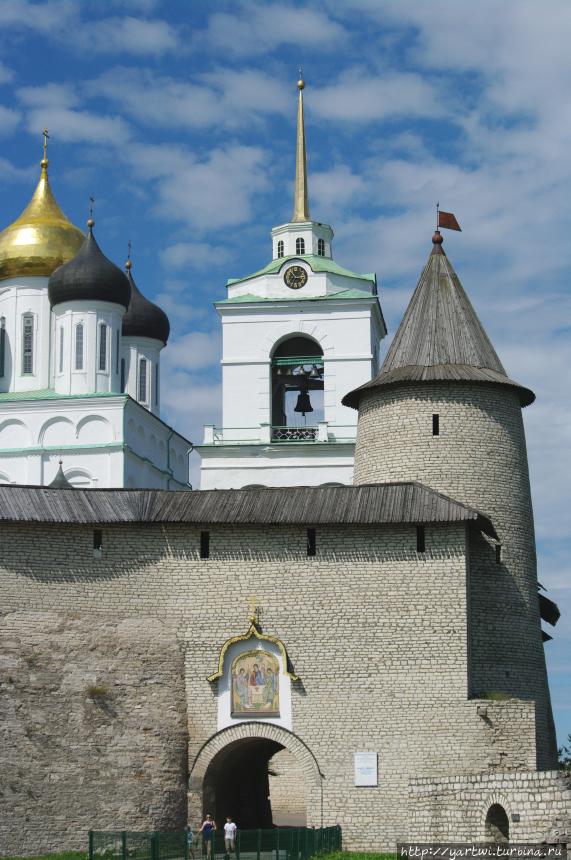 Направяемся в Кром (кремль). Такая архитектура входа напоминает рыцарские замки, Псков, Россия