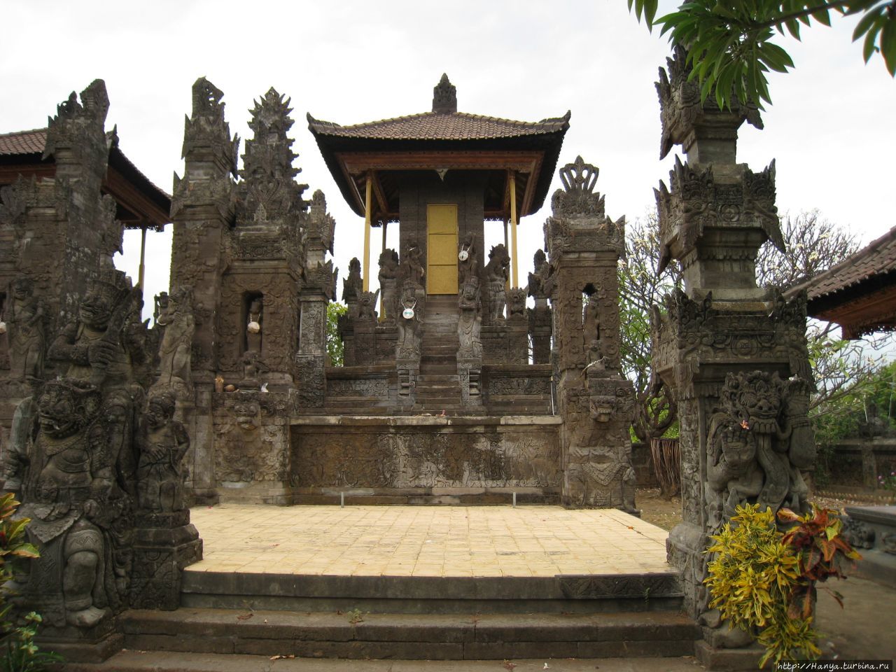 Храм Медуве Каранг Сингараджа, Индонезия