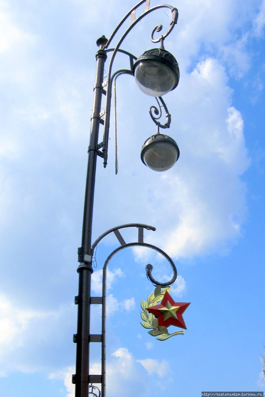 Звезды Победы на уличных фонарях. Тюмень, Россия