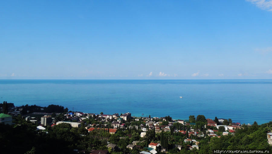 Вид на Гагру и Чёрное море с Сухумского шоссе. Абхазия