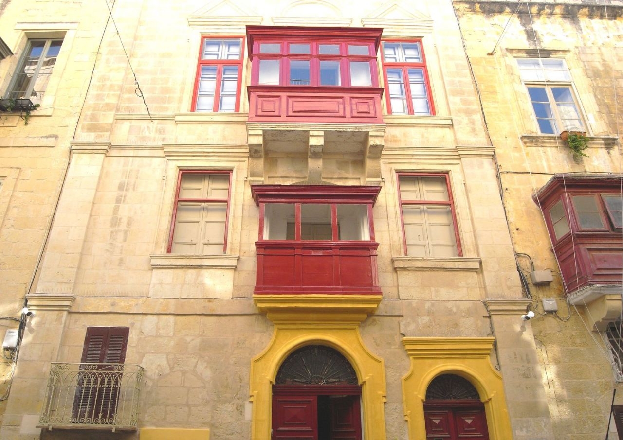 Дворец Auberge de Castille и улица St.Paul street Валлетта, Мальта