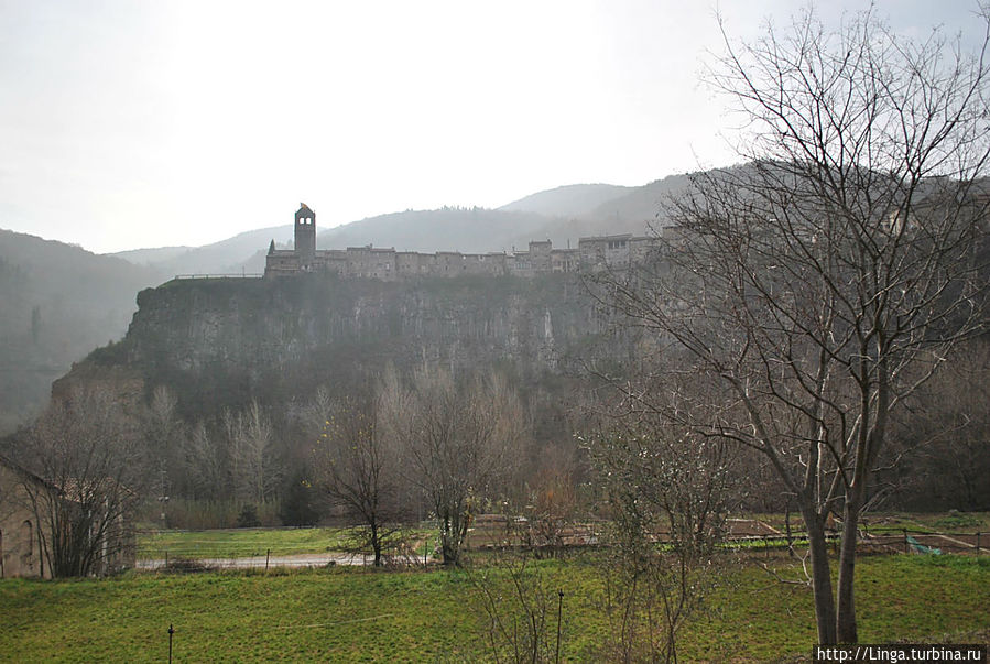 Туман и солнце над Кастельфольит-де-ла-Рока Кастельфольит-де-ла-Рока, Испания