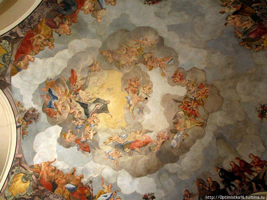 Великолепную фреску на потолке внутреннего зала в 1748 году выполнил К. Коварж. Прага, Чехия