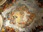 Великолепную фреску на потолке внутреннего зала в 1748 году выполнил К. Коварж.