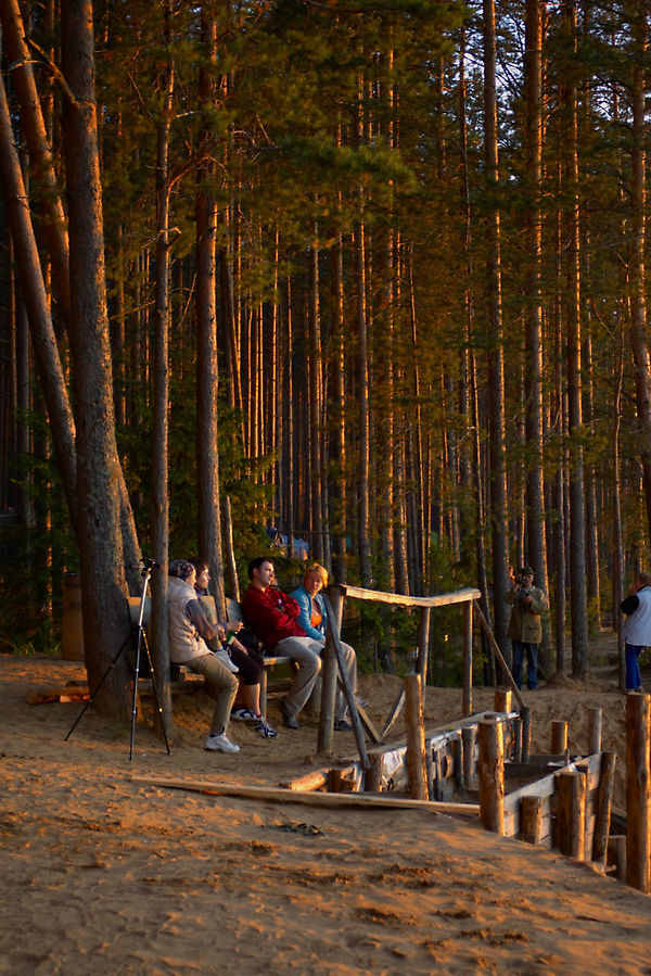 Специальная скамейка для встречи закатов. Селище (озеро Волго), Россия