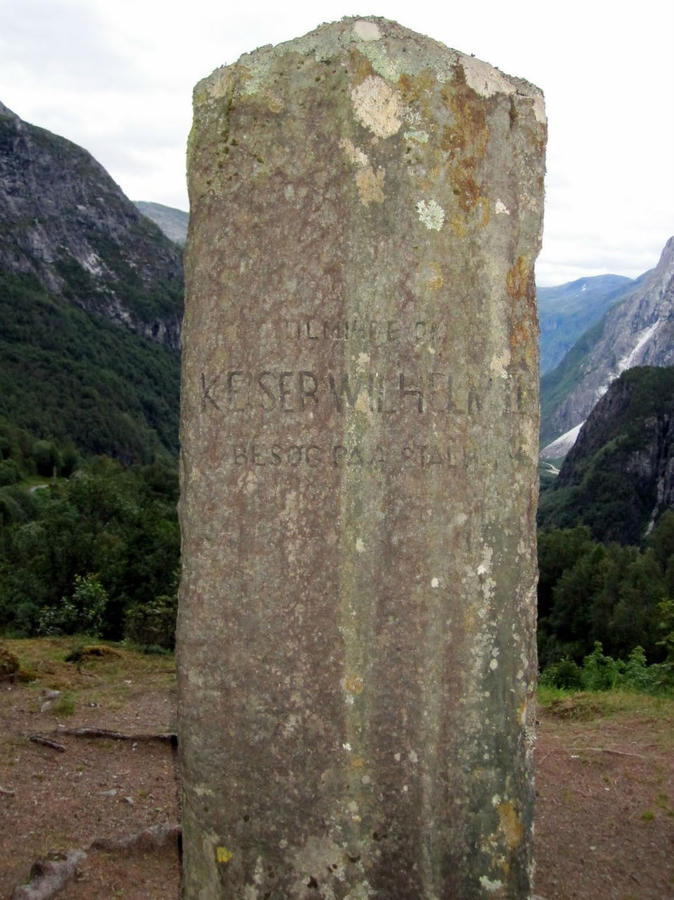 Камень Wilhelmshoi. Установлен в 1895-м в честь посещения Сталхейма немецким императором Вильгельмом II, ярым фанатом фьордов и Западной Норвегии. Кстати, через 10 лет именно этот император заново отстроил Олесунн.