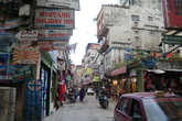 Катманду.   Одна   из   улиц    старого   города,   превращенного   в   туристический    центр.