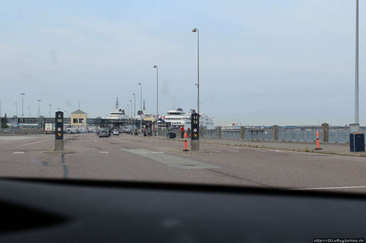 Делаем заход на посадку. Проезжаем по терминалу к пропускному барьеру. Хельсингёр, Дания