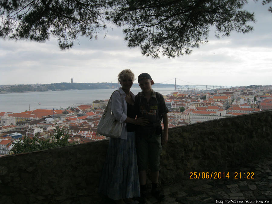 На фоне моста 25 апреля и статуи Христа. Лиссабон, Португалия