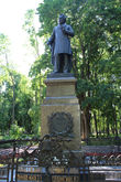 А вот и сам памятник композитору. Он стоит в саду Блонье уже 130 лет! Теперь его дополнили: дважды вдень из динамиков звучит музыка Михаила Глинки.