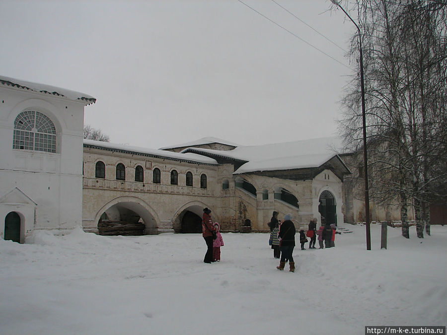 Трапезная палата , которая соединяет собор с церковью Введения во храм Пресвятой Богородицы (справа на фотографии)