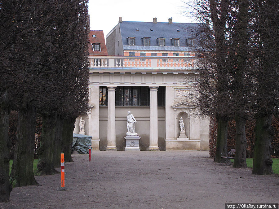 Путь Рыцаря завершается павильоном Геркулеса. Статуя самого Геркулеса находится в нише между тосканскими колоннами, по бокам расположены статуи  Орфея и Эвридики. Скульптуры приобрёл Фредерик IV во время визита в Италию.