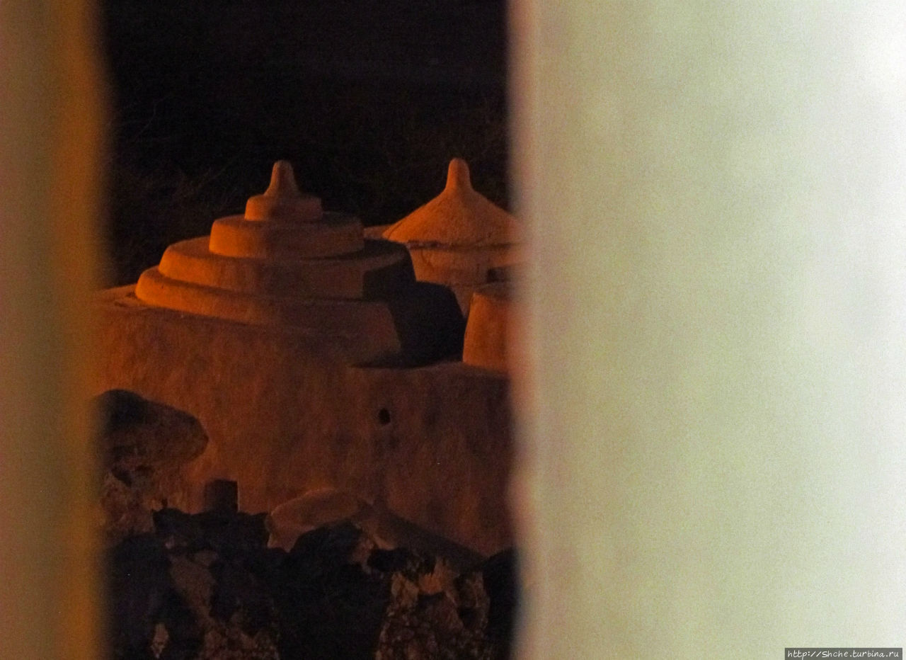 Старейшая мечеть Эмиратов (1446г.) и пара фортов рядом Аль-Бадийя, ОАЭ