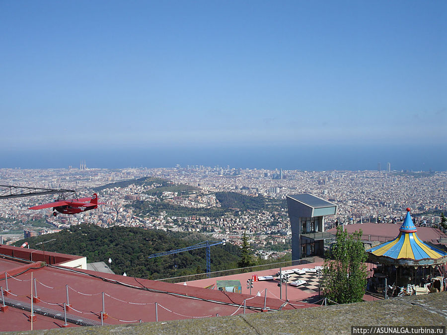 Гора Тибидабо – самая высокая точка Барселоны. Отсюда, с высоты 500 метров над уровнем моря, открывается великолепный вид на город. Тибидабо не всегда включают в туристические программы, в первую очередь из-за удаленного месторасположения. Однако, туристов, которые все же добираются до вершины горы, ожидает вознаграждение: сверху на Барселону открывается вид, который трудно описать словами.